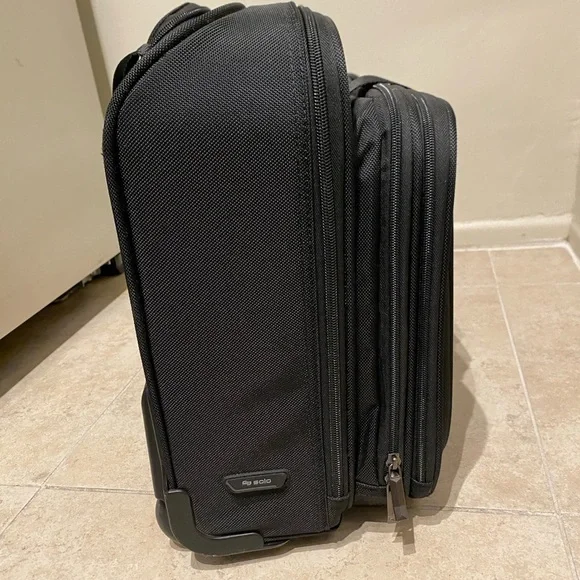 Black Laptop Bag with Durable Fabric and Multiple Compartments